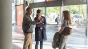 Lars Pöhlmann (Dominic Boeer, l.) und Karoline Joost (Nike Fuhrmann, M.) haben herausgefunden, dass Paula Liedke (Laura Vietzen, r.) am Vorabend mit dem toten Leon Richter den Abend verbracht hat. Ein Handyfoto zeigt, wie Leon Paula zärtlich küsst. Besonders pikant: Paula ist die Freundin von Leons Kollegen und ehemals bestem Freund Malte Röper. Hat der die beiden gesehen und Leon aus Eifersucht umgebracht?