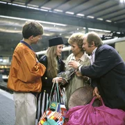 Anna Pelzer (Silvia Seidel) wird am Bahnhof von ihrem Bruder Pilipp (Ronni Janot), ihrer Mutter Ute (Ilse Neubauer) und ihrem Vater Stefan (Eberhard Feik) verabschiedet.
