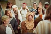 Alexander Schubert möchte Jesus während seiner Bergpredigt eine Frage stellen.