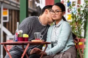 Lien (Nui Nguyen) hat ein schlechtes Gewissen, weil sie Leon (Joel Akgün) nicht die Wahrheit über Hubert sagen kann.