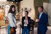 Am Set von Van Goghs Haus kommt Florence (Eléonore Bernheim, l.) mit Isabelle Arnaud (Cécile Rebboah, M.) und Julien Quignard (Stéphane Bern, r.) näher ins Gespräch. Dabei erfährt sie etwas Interessantes.