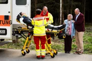 Leon wird von den Rettungskräften in den Krankenwagen geladen. Von links: Leon (Joel Akgün), Rettungskräfte (Komparsen), Sevim (Özay Aslanhan) und Hubert (Bernhard Ulrich).