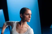 Zoé (Ariane Labed) lebt ihren Traum als Étoile der Opéra Garnier weiter. Sie ist sehr gefragt und steht als Haupttänzerin vieler Stücke häufig im Rampenlicht. Doch hinter den Kulissen bahnen sich düstere Zeiten für die Opéra Garnier an.