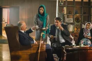 Gül Güzeloglu (Pinar Erincin, 2. von links) reicht ihrem Vater Süleyman (Vedat Erincin, ganz links), Furat Firinci (Hasan Ali Mete) und dessen Frau (Songül Akbaba) beim "Kiz Isteme" Kahve.