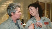 Die tief gekränkte Jule (Anke Rähm, re.) will Uschi (Barbara Freier) strafen und macht ihr deshalb vor, wieder an der Nadel zu hängen. Kommt Uschi dahinter?