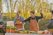 Die Grillsaison ist auf Hochtouren: Ali Güngörmüş (rechts) und Adnan Maral packen die Grillzange und die Schürze aus – und los geht's! Weiteres Bildmaterial finden Sie unter www.br-foto.de.