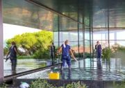 Für ungetrübte Blicke auf die Adria: Beim Putzen der großen Panoramafenster packt Hoteltesterin Monica Galetti (l.) tatkräftig mit an.