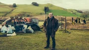 Für Glyn Powell (Dafydd Hywel) steht der Schuldige von Beginn an fest: Er startet die Treibjagd nach dem flüchtigen Daniel.