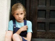 MDR Fernsehen IN ALLER FREUNDSCHAFT FOLGE 8, "Kindersorgen", am Freitag (13.01.12) um 12:30 Uhr. Franzi Moers (Cornelia Groeschel) vor ihrem Elternhaus.