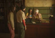 Zusammen mit Jenna (Evie Elgie, l.), Audrey (Eve Midgley, 2.v.l.) und Addie (Lola Blue, 2.v.r.) betrachtet Miriam (Carol Moore, r.) die Fundstücke aus dem Safe. Der Umschlag ist besonders wichtig für die Zukunft des Buchladens.