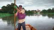 Die Zille, ein historischer Bootstyp auf der Naab, wird von Sepp Weber, einem geprüften Zillner, gefahren.