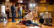 Ein Fall, der Kriminaldirektor Michael Kaiser (Karl Kranzkowski, 2.v.l.) besonders nahe geht: Uschi Ulmer (Barbara Stoll, 3.v.r.), die bekannte Sex-Ikone der 68er-Bewegung, liegt erschlagen im ihren eigenen Tanzclub "Sweet Sixty". Wer hat die lebensfrohe Uschi umgebracht? Rechtsmediziner Dr. Benedikt Förster (Florian Wünsche, 2.v.r.) und Kriminalkommissarin Lea Gomez (Jasmin Gassmann, M.) versuchen die Umstände der Tat zu klären.