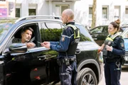 Im Dienst wird Kommissarin Amira Mahdi (Aylin Ravanyar, r.) Zeugin, wie Streifenpolizist Timo Karbe (Jonas Liljeström, M.) erst den Arzt Dr. Ansgar Licht (Rolf Heutmann, l.) erschießt und anschließend sich selbst.