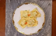 Ravioli mit Karotten und Erbsen von Manuela Olten variiert mit exotischen Kräutern.