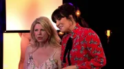 Cathy und Mderatorin Anna Richardson schauen sich die Kandidaten in den Boxen an