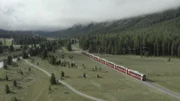 Mit Blick auf Bergen, Gletschern und Seen gehört der Bernina Express zu den spektakulärsten Alpenquerungen auf Schienen.