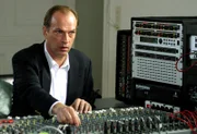 Karl Kromberg (Herbert Knaup) hat sich als V-Mann die Identität eines Musikproduzenten zugelegt.