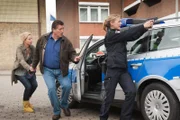 Franzi (Rhea Harder, r.) kommt Hans (Bruno F. Apitz) und der Zeugin (Franziska Schlattner, l.) in einer brenzligen Situation zur Hilfe.