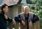 Kommissar Joe Hoffer (Jörg Gudzuhn, l.) befragt den ehemaligen Brunnenbauer Hermann Thiele (Uwe Zerbe, r.) zu dem toten Kollegen Hanns Stinn.