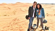 Hanna Liebhold (Barbara Wussow, r.) ist es gelungen, Kapitän Max Parger (Florian Silbereisen, l.) zu einem "Skiausflug" in die goldenen Sanddünen zu überreden.