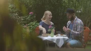 Wir essen bis zu 100 Prozent mehr, wenn wir mit vertrauten Personen zusammen speisen. Welche Rolle spielen Signale des Körpers wie Sättigungsgefühl?