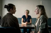 Karin Gorniak (Karin Hanczewski) und Leonie Winkler (Cornelia Gröschel, m.) wollen von Zoés Ex-Freund Artur Troschitz (Matteo Wansing Lorrio) mehr über ihr Verschwinden und ihren Aufentaltsort erfahren.