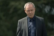 DS Roy Grace (John Simm) sieht sich mit einem perfiden Entführer konfrontiert, der seine Opfer in Kisten sperrt und mit Brandzeichen markiert, bevor er sie tötet.