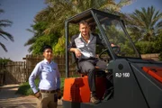 Unterwegs mit dem Technik-Team: Mit Kehrmaschinen werden die Wege des "Qasr Al Sarab Resorts" vom Wüstensand befreit.