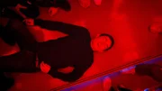 Lux (Théo Fernandez) liegt in einem Club auf dem Boden.