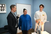 Vanessa (Julia Augustin) ahnt nicht, dass ihre Tage im Krankenhaus gezählt sind. Links Kilian (Marc Dumitru), rechts Johannes (Maximilian Schneider)