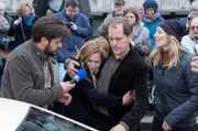 Großes Medieninteresse an dem spektakulären Freispruch für Alex: Journalisten (Christoph Jöde, l.) und Kristina Pauls (r.) bedrängen Marion Mosbach (Anna Loos, 2.v.r.) und ihren Mann Uwe (Godehard Giese, 2.v.l.).