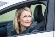 Barbara Hansen (Monika Gruber) ist ebenfalls auf der Suche nach Antworten.