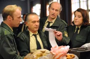 Die Mannschaft gratuliert Felix zum Geburtstag. Die Rechnung für die Brotzeit zahlt natürlich das Geburtstagskind. V.l.n.r. Felix (Florian Karlheim), Dago Schindler (Jockel Tschiersch), Karl Haun (Johannes Herrschmann), Thekla Eichenseer (Luise Kinseher).