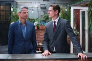 Benedikt (Jens Hajek, l.) unterstreicht gegenüber Ringo (Timothy Boldt), dass Easy unter keinen Umständen von ihren geheimen Plänen erfahren darf.