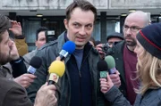 Kriminalhauptkommissar Jan Mehnert (Steven Scharf, m.) glaubt weiterhin an die Schuld von Alex.