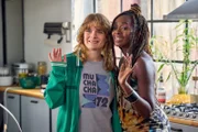 Lena (Anna Schimrigk, l.) und Nikita (Karmela Shako, r.) sind beste Freundinnen und stehen zusammen alles durch.