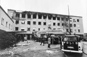 Nach dem Überfall durch Terroristen der RAF ist das Gebäude der westdeutschen Botschaft in Stockholm zerstört.
