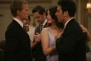 Barney (Neil Patrick Harris, l.) hat zufällig mitbekommen, dass Ted (Josh Radnor, r.) und Robin (Cobie Smulders, M.) den Freunden am nächsten Tag eine Neuigkeit mitteilen wollen. Er drängt nun darauf, das Geheimnis sofort zu erfahren ...