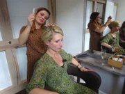 Stylistin und Kandidatin Stefanie (r.)