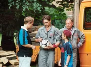 MDR Fernsehen IN ALLER FREUNDSCHAFT FOLGE 3, "Schadensbegrenzung", am Donnerstag (05.01.12) um 12:30 Uhr. Fußballspiel im Park: Sebastian Maier (Matthias Koeberlin), Jakob Heilmann (Karsten Kuehn) bekommen vo Bernhard Frisch (Hendrik Duryn) ein Autogramm.