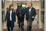 Alex (Ina Paule Klink) trifft Bankvorstand Arthur Siekmann (Michael Brandner) zu einem ersten Gespräch im Reitstall.