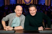 Rateteam-Kapitän Bernhard Hoëcker (l.) mit Schauspieler Dieter Bach (r.), Darsteller in der beliebten Telenovela "Sturm der Liebe".