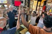 Hier in der Traditionsherberge Ave Fénix in Villafranca del Bierzo werden Traditionen noch gelebt: Jato (2.v.l.) spricht das Tischgebet beim allabendllichen Pilgermenü.