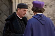 Jakob Fugger denkt wie ein moderner Geschäftsmann. Obwohl er die Machenschaften der katholischen Kirche als Machtspiel entlarvt und das grausame Vorgehen der Inquisition abstößt, verhandelt er im Hintergrund mit Hilfe seines finanziellen Einflusses.