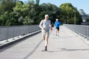 Von links: Kriminalhauptkommissar Franz Leitmayr (Udo Wachtveitl) und Kriminalhauptkommissar Ivo Batic (Miroslav Nemec) beim Joggen.