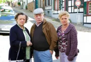 Frau Runkelbach (Friderike Frerichs), Heike Schäffer (Petra Kleinert) und Hans Zielonka (Michael Hanemann) trauen ihren Augen nicht.
