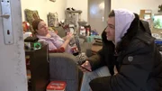 Das Jugendamt möchte, dass Timo bei Sandra und ihrer Familie auszieht – es ist einfach zu wenig Platz. Die Sechsfach-Mama will ihren Kumpel nun bei der Wohnungssuche unterstützen.