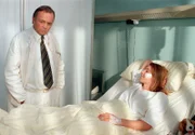 Pamela (Jana Kozewa) erpresst Prof. Simoni (Dieter Bellmann).