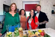 rbb Fernsehen PREISWERT, NÜTZLICH, GUT?, "Wassersprudler, Filter & Co.", am Montag um 20:15 Uhr. Wie pimpe ich mein Leitungswasser? Oecotrophologin Sabrina Dürr (2.v.l.) gibt Franzi (2.v.r) und Pascal (r.) Tipps, wie sie ihrem Leitungswasser mehr Geschmack zufügen können, ohne Zuckerhaltige Sirupe zu nutzen.