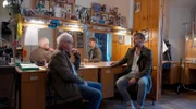 Der Leipziger Kabarettist Tom Pauls (li.) bringt Räuber (re.) die Gemütlichkeit der sächsischen Sprachmelodie näher.